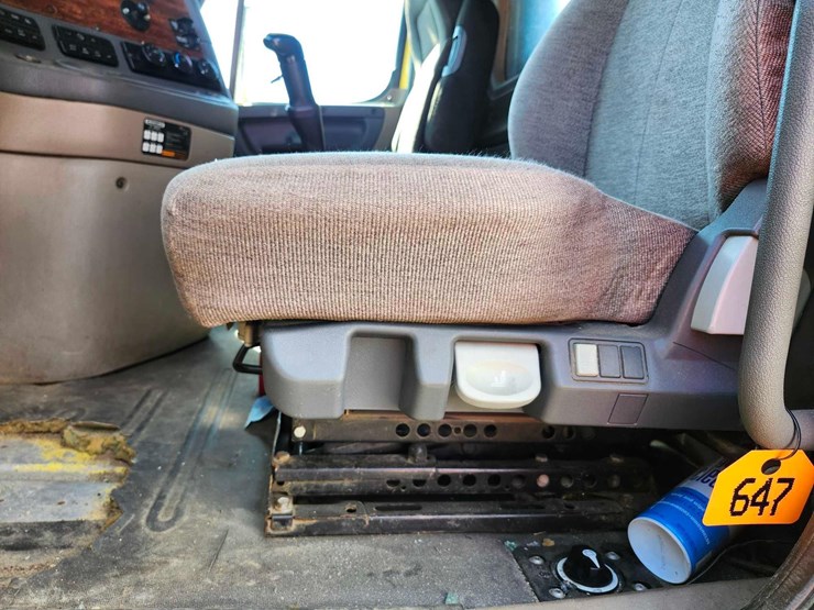 2016-freightliner-semi,-tag-#647-image-18