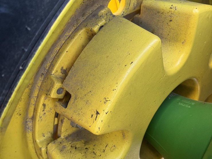 2013-john-deere-8235r-image-12