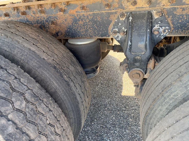 peterbilt-semi-tractor-image-10