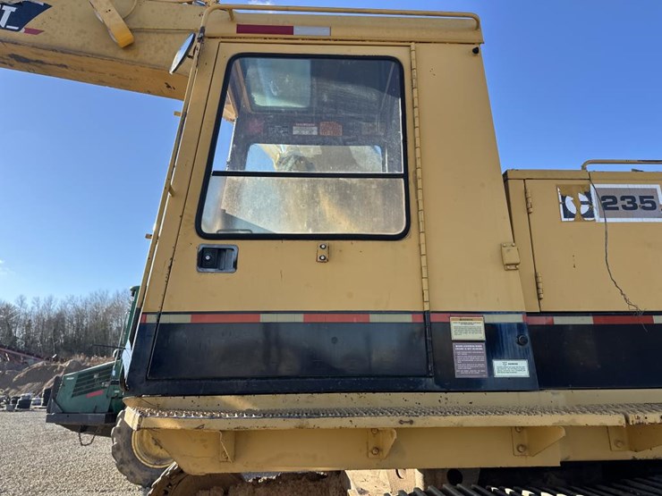 caterpillar-235-image-12