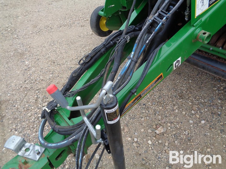 2021-john-deere-560m-image-11