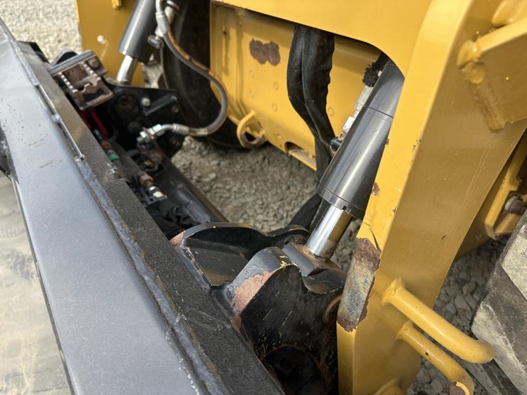 2022-caterpillar-242d3-image-11