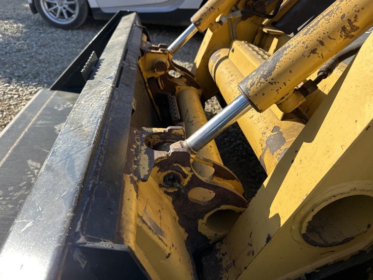 john-deere-240-image-11