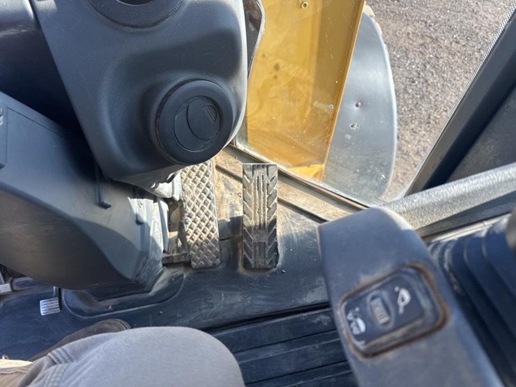 2016-deere-624k-image-48