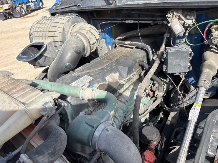 2015-volvo-vnl42t300-image-17