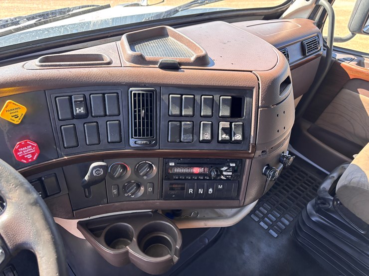 #16202-•-2015-volvo-image-16