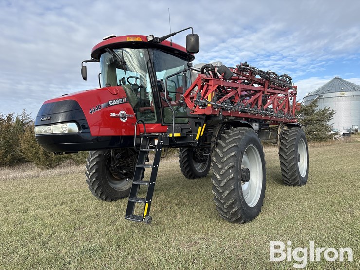 2017-case-ih-patriot-4440-image-1