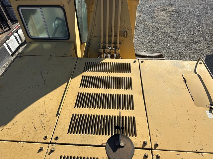 caterpillar-235-image-33