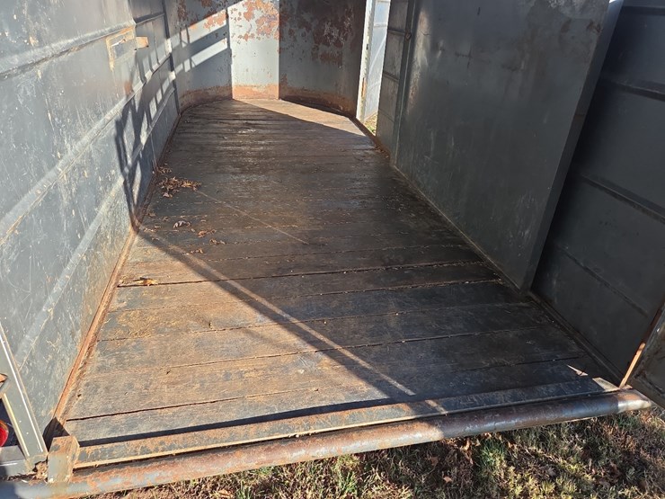 16'-ponderosa-livestock-trailer-image-32