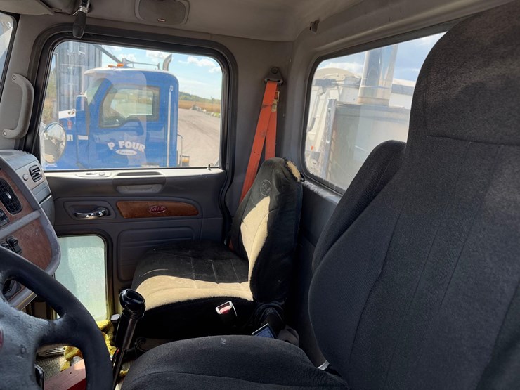 peterbilt-semi-tractor-image-24