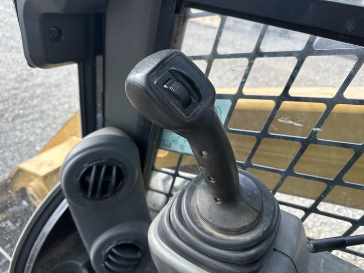 2016-caterpillar-262d-image-31