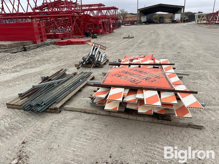 road/construction-barricades,-signage-&-stands-image-4