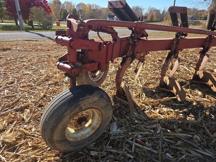 white-6-bottom-plow-image-15