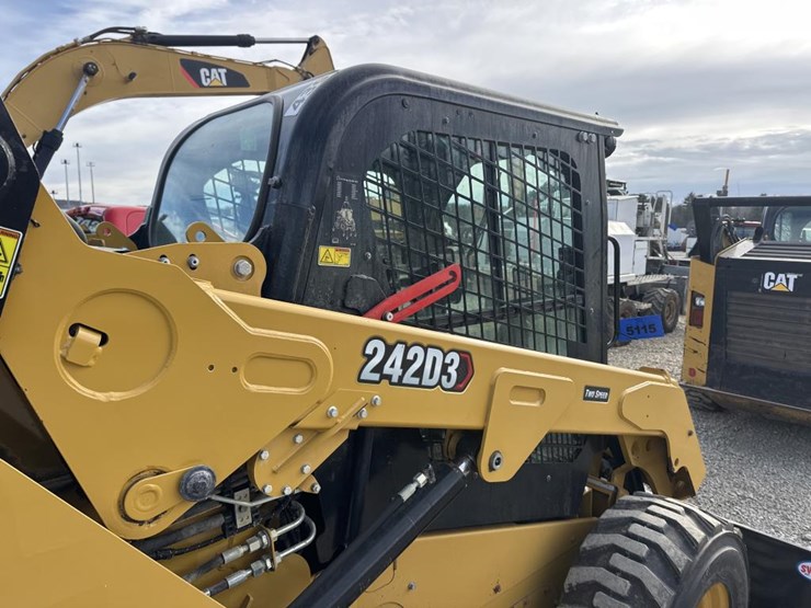 2022-caterpillar-242d3-image-23