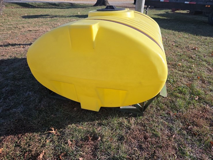 300-gallon-poly-tank-on-frame-image-3