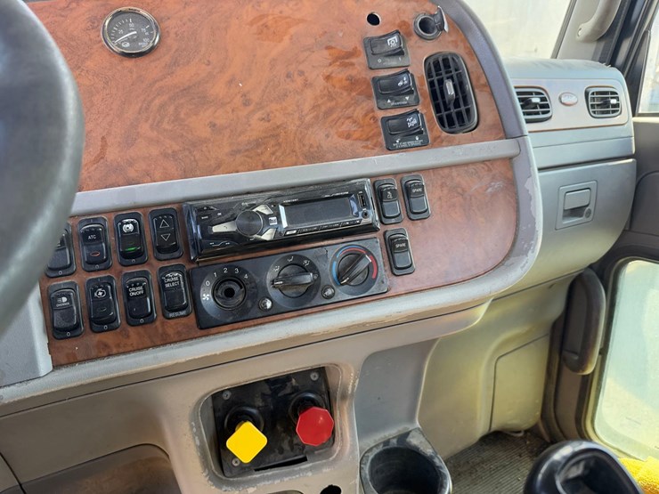 peterbilt-semi-tractor-image-26