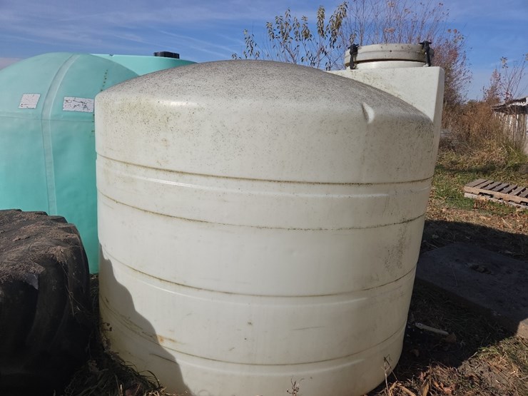1600-gallon-crown-poly-flat-bottom-tank-image-2
