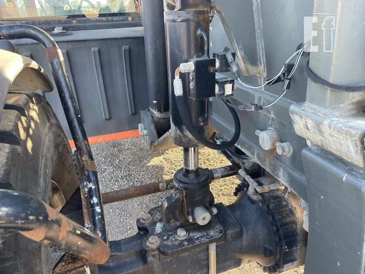 2011-jlg-g10-55a-image-19