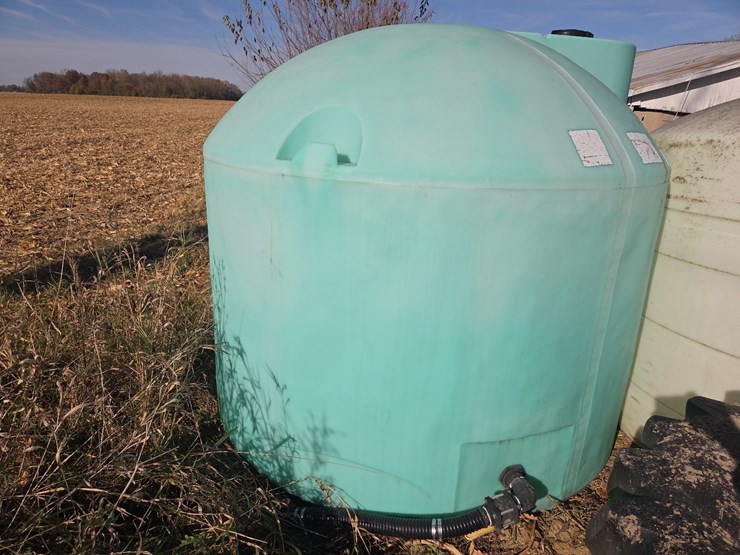 1650-gallon--snyder-poly-flat-bottom-tank-image-1
