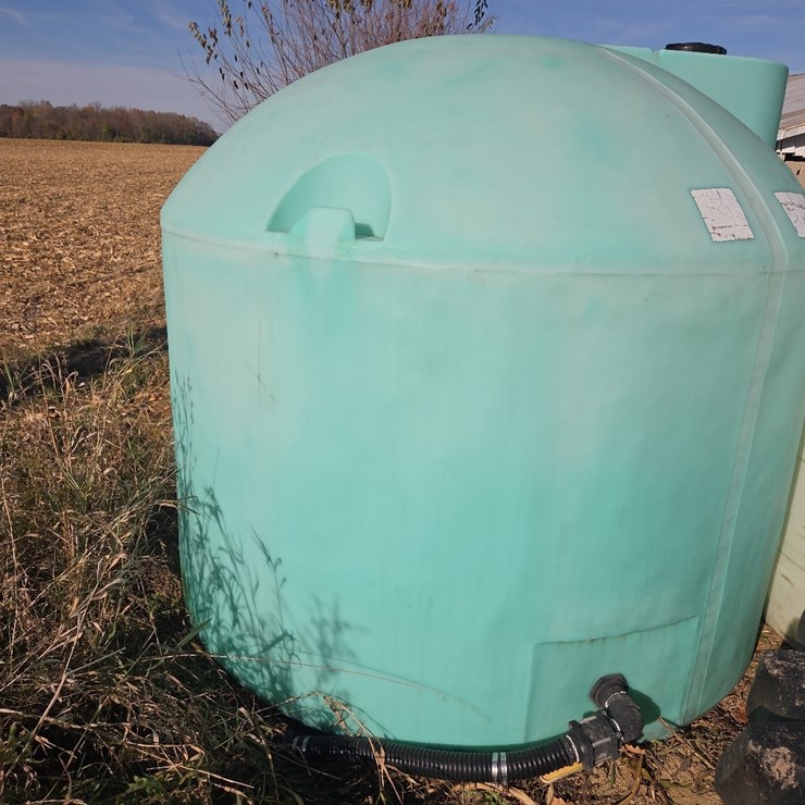 1650 gallon  Snyder poly flat bottom tank