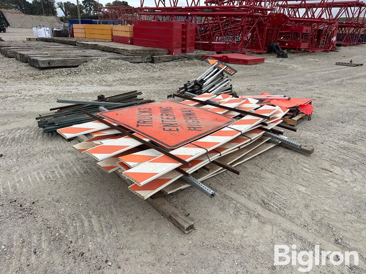 road/construction-barricades,-signage-&-stands-image-3