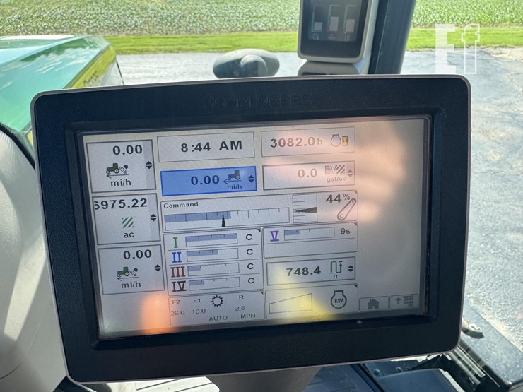 2013-john-deere-8235r-image-22