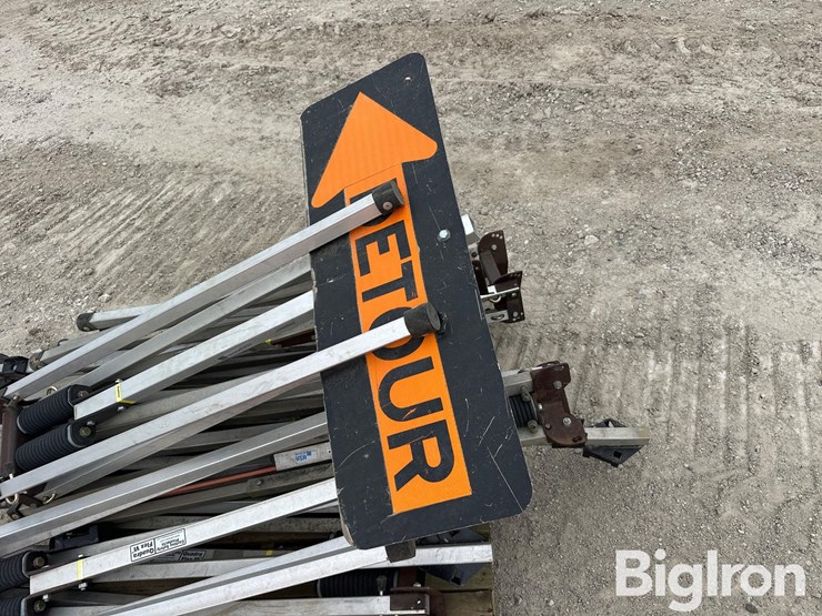 road/construction-barricades,-signage-&-stands-image-9
