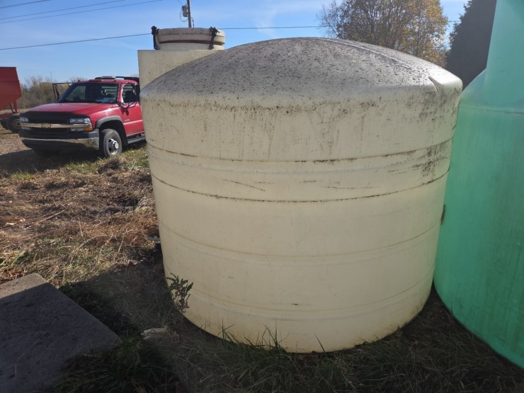 1600-gallon-crown-poly-flat-bottom-tank-image-6