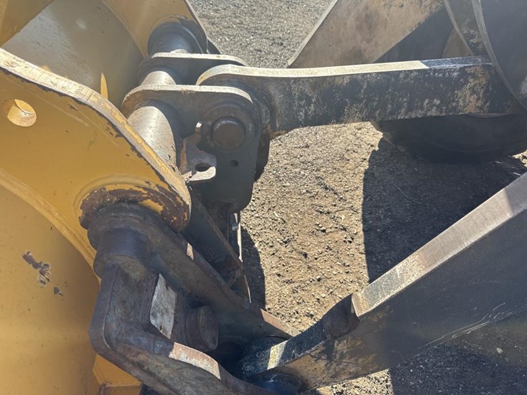 2016-deere-624k-image-15