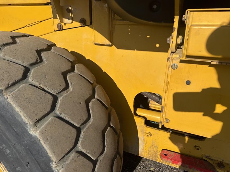 2016-deere-624k-image-32