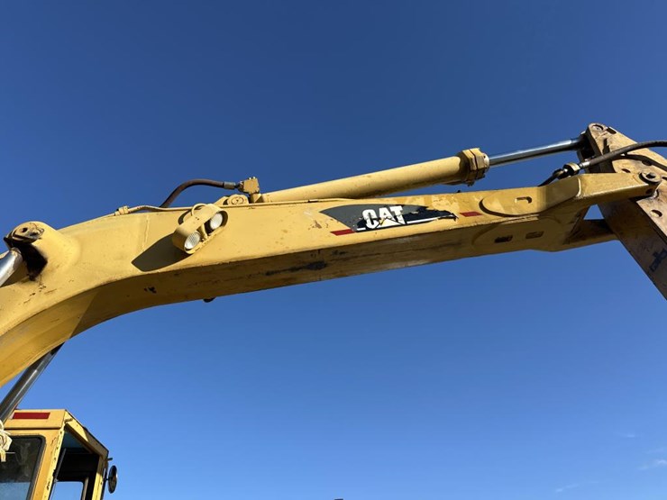 caterpillar-235-image-18