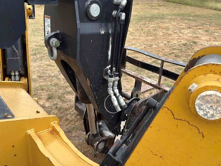 2019-caterpillar-tl1055d-image-23