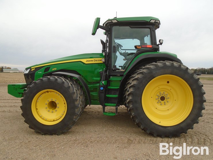 2023-john-deere-8r-370-image-8