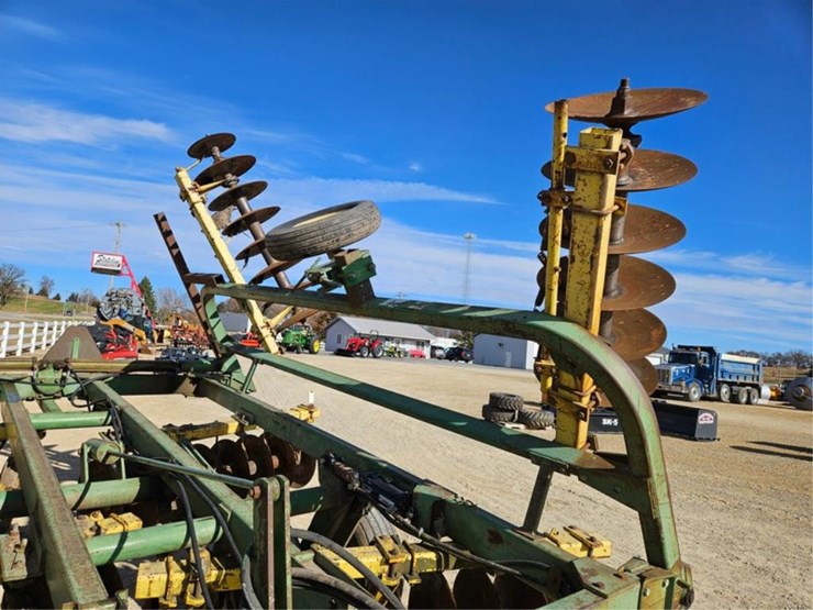 john-deere-230-image-13