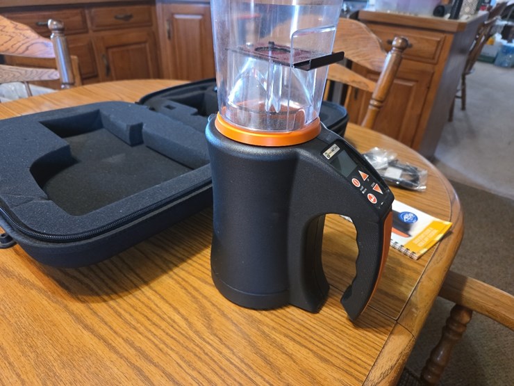 dickey-john-gac-mini-2500-grain-moisture-tester-image-3