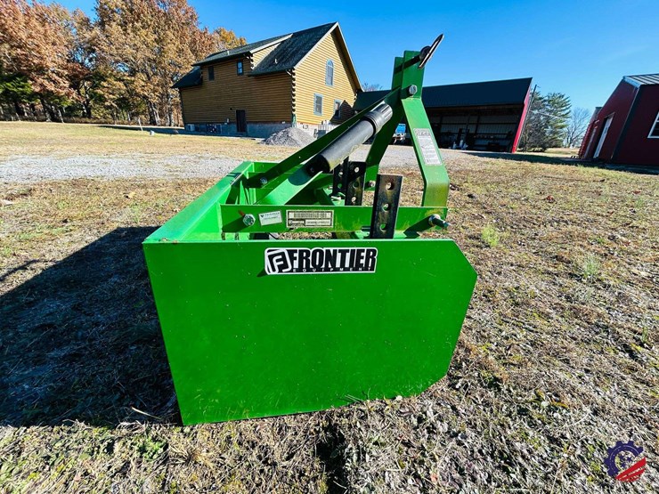 2016-john-deere-1025r-image-110