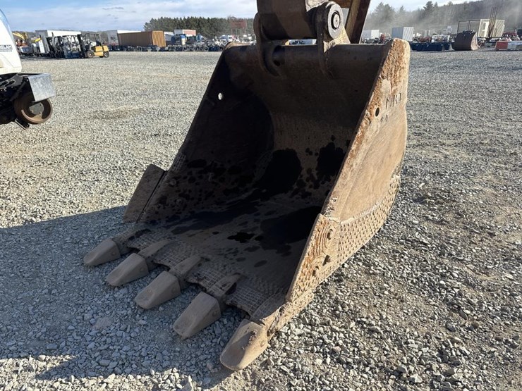 caterpillar-235-image-24