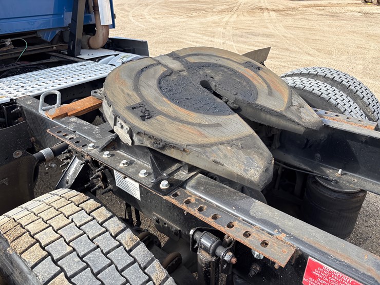 2015-volvo-vnl42t300-image-5