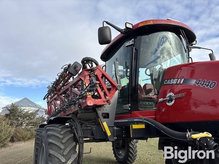 2017-case-ih-patriot-4440-image-14