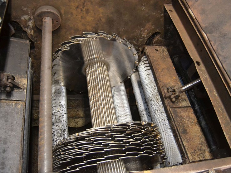 ligna-10"x36"-top-arbor-gang-saw-w/-quick-change-door-w/-chrome-press-rolls-w/-14'-hands-off-infeed-w/-positions-system-w/-cant-turner-w/-2-line-lazer-lites-w/-controls-image-3