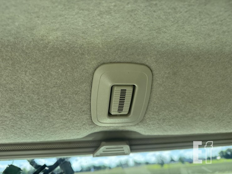 2013-john-deere-8235r-image-26