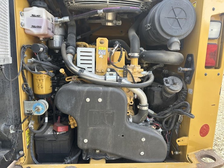 2022-caterpillar-242d3-image-27