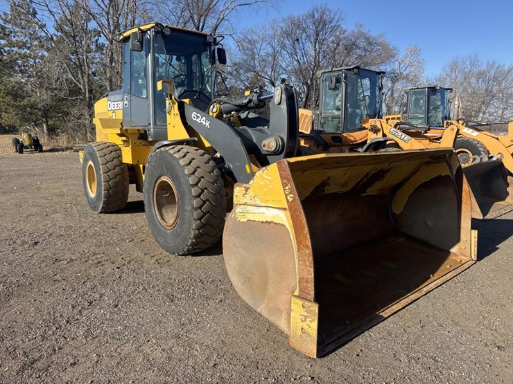 2016-deere-624k-image-3