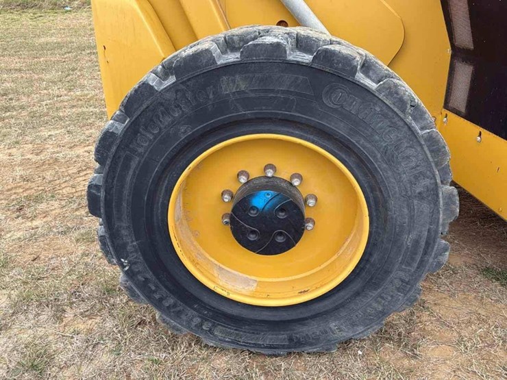 2019-caterpillar-tl1055d-image-16