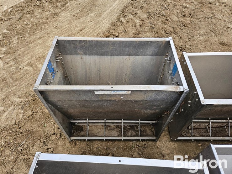 big-husky-&-hog-slat-stainless-steel-nursery-feeders-image-13