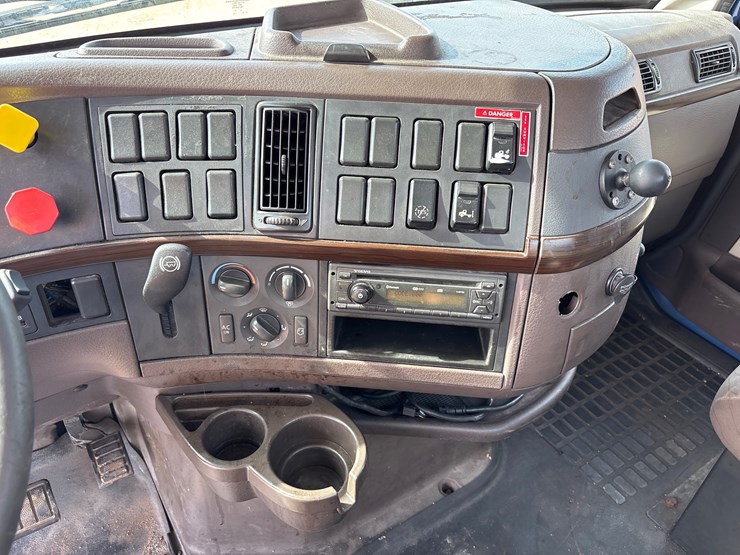 2015-volvo-vnl42t300-image-10