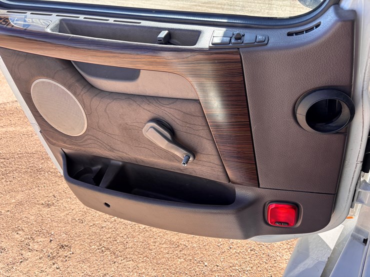 #16202-•-2015-volvo-image-19