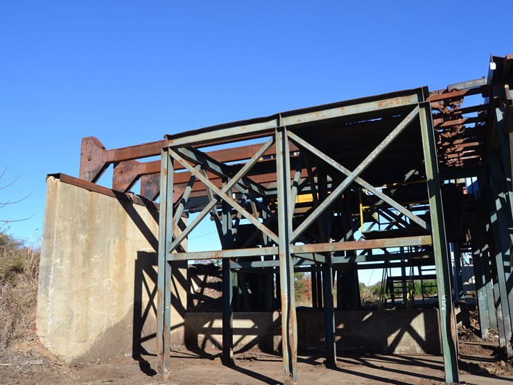 32'-4-strand-heavy-duty-infeed-log-deck-w/-#132-chain-w/-heavy-duty-drive-w/-steel-support-to-the-ground-image-1