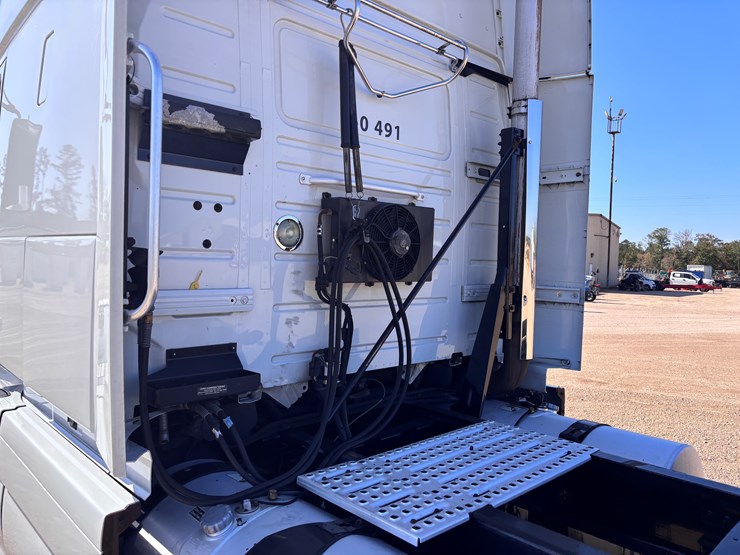 #16202-•-2015-volvo-image-5