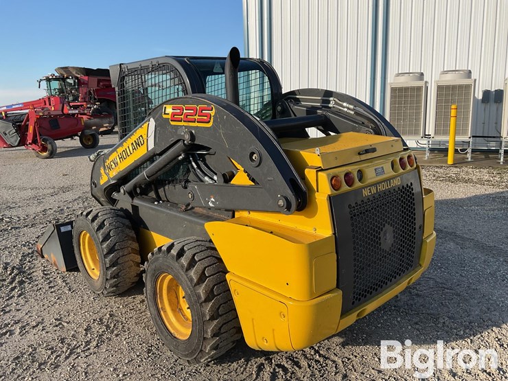 2015-new-holland-l225-image-7